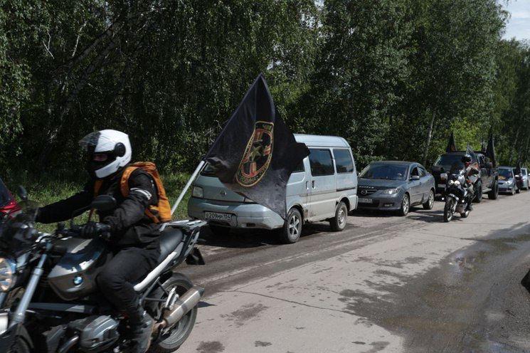 Фото В Новосибирске прошел автопробег с флагами ЧВК «Вагнер» 2